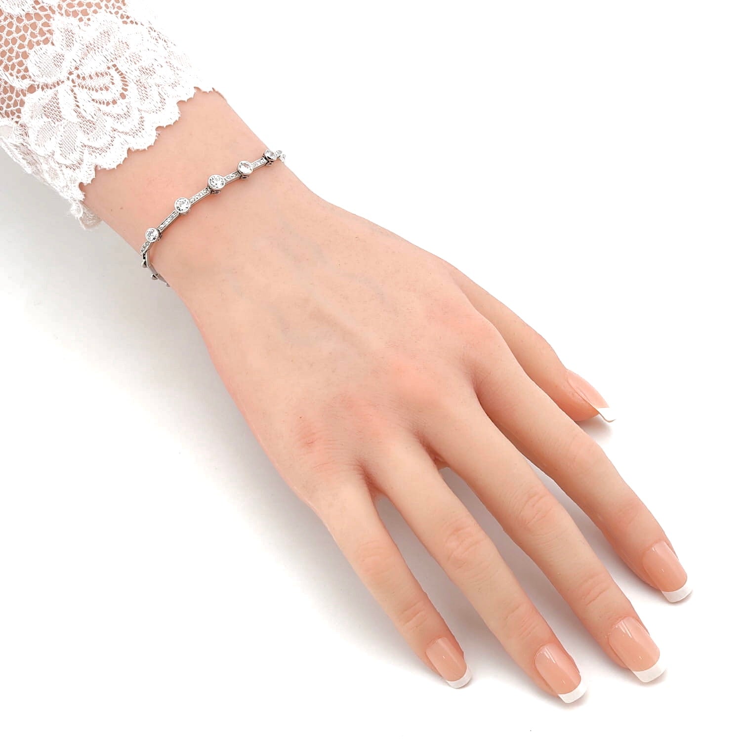 Belle Epoque Armband aus Platin mit Diamanten, am Arm