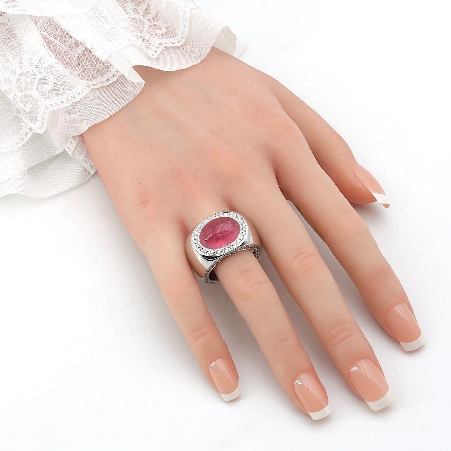 Statement Ring aus 750er Weißgold mit einem pinkfarbenen Turmalin-Cabochon und Brillanten