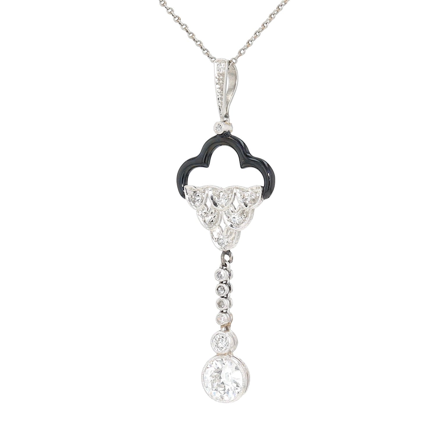 Belle Époque Kette und Anhänger in Platin mit ca. 0,90 ct Diamanten und schwarzer Emaille, hängend links gedreht