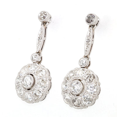 Art Deco Ohrringe in 585/750er Weißgold und Platin mit insgesamt ca. 1,8 ct Diamanten, hängend frontal