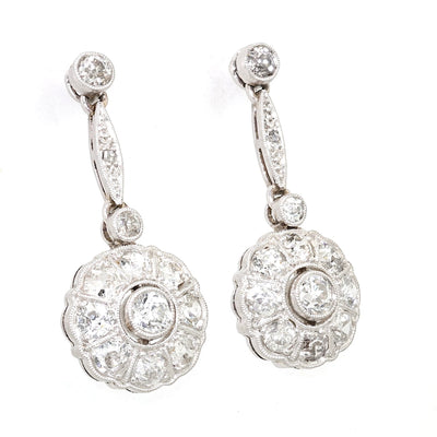 Art Deco Ohrringe in 585/750er Weißgold und Platin mit insgesamt ca. 1,8 ct Diamanten, hängend rechts gedreht