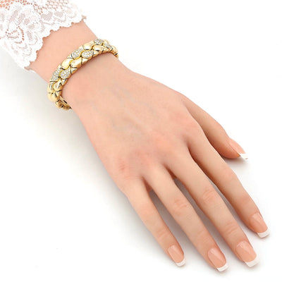 Armspange von Chopard Modell Casimir in 750er Gelbgold mit Brillanten, an einem Arm einer Puppe