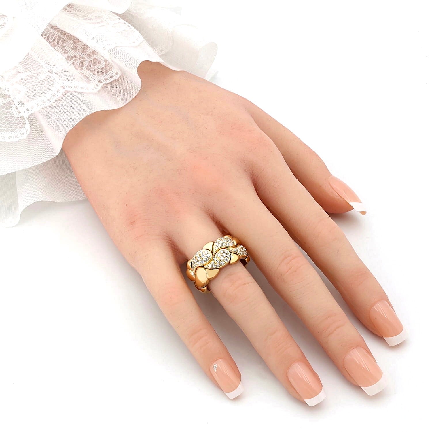 Chopard Casimir Ring in 750er Gelbgold mit Brillanten, an einer künstlichen Hand 