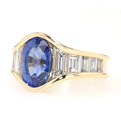 Ring in 750er Gelbgold mit einem blauen Saphir ca. 4,0 ct und insgesamt ca. 2,0 ct Diamanten, liegend links gedreht