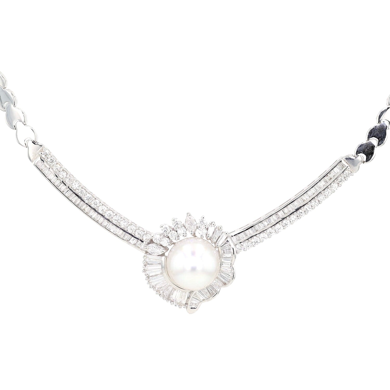 Collier in 750er Weißgold mit einer großen Zuchtperle und ingesamt ca. 4 ct Brillanten und Diamanten, hängend Nachaufnahme Mittelstück, frontal