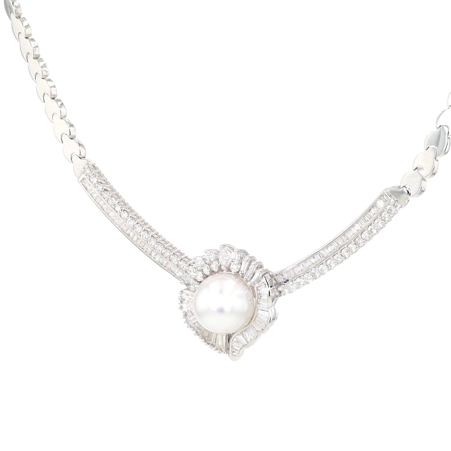 Collier in 750er Weißgold mit einer großen Zuchtperle und ingesamt ca. 4 ct Brillanten und Diamantenhängend Nachaufnahme Mittelstück, links gedreht