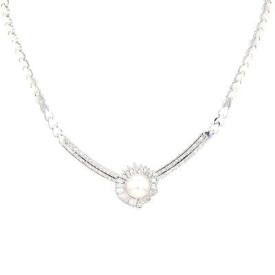 Collier in 750er Weißgold mit einer großen Zuchtperle und ingesamt ca. 4 ct Brillanten und Diamanten, hängend Mittelstück, etwas weiter weg