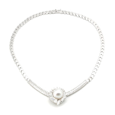Collier in 750er Weißgold mit einer großen Zuchtperle und ingesamt ca. 4 ct Brillanten und Diamanten, liegend, geschlossen, Draufsicht