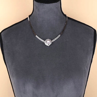 Collier in 750er Weißgold mit einer großen Zuchtperle und ingesamt ca. 4 ct Brillanten und Diamanten, an einer Büste