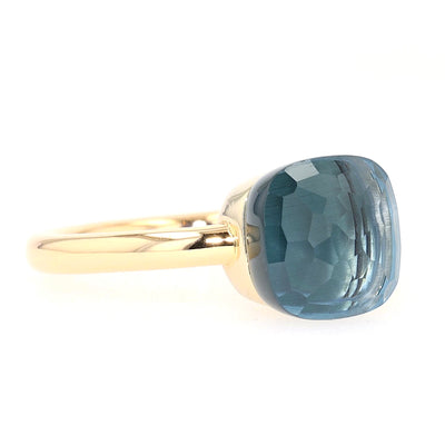 Pomellato Ring Nudo Classic in 750er Roségold mit einem Blautopas, liegend rechts gedreht