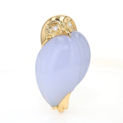 Lüth Bijoux Brosche als Eule in 750er Gelbgold mit einer Chalcedon-Gravur und Brillanten, stehend leicht links gedreht