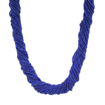 Jörg Heinz Collier mit 39 Strängen aus Lapis lazuli, einem 750er Weißgoldschloss mit Brillanten, einer Tahiti-Zuchtperle und einer blauen Kugel aus synthetischem Spinell, hängend frontal ohne Schloß