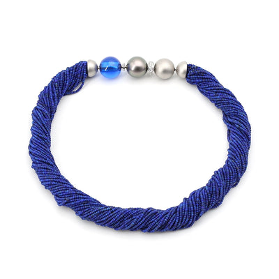 Jörg Heinz Collier mit 39 Strängen aus Lapis lazuli, einem 750er Weißgoldschloss mit Brillanten, einer Tahiti-Zuchtperle und einer blauen Kugel aus synthetischem Spinell, liegend geschlossen Draufsicht