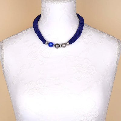 Jörg Heinz Collier mit 39 Strängen aus Lapis lazuli, einem 750er Weißgoldschloss mit Brillanten, einer Tahiti-Zuchtperle und einer blauen Kugel aus synthetischem Spinell, an einer Büste