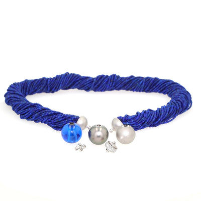 Jörg Heinz Collier mit 39 Strängen aus Lapis lazuli, einem 750er Weißgoldschloss mit Brillanten, einer Tahiti-Zuchtperle und einer blauen Kugel aus synthetischem Spinell, liegend von vorne mit den einzelnen Teilen des Schlosses