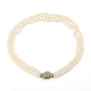 Wien - Art Deco Zuchtperlencollier mit drei Strängen im Verlauf, Schloss 585er Gelbgold mit einem Smaragd, liegend geschlossen Draufsicht