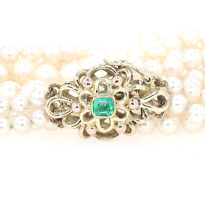 Wien - Art Deco Zuchtperlencollier mit drei Strängen im Verlauf, Schloss 585er Gelbgold mit einem Smaragd, Schloss Nahaufnahme