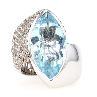 Wempe Ring in 750er Weißgold mit einem Aquamarin ca. 10,8 ct  und ca. 2,8 ct champagnerfarbene Brillanten , liegend frontal