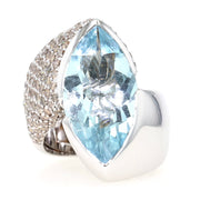 Wempe Ring in 750er Weißgold mit einem Aquamarin ca. 10,8 ct  und ca. 2,8 ct champagnerfarbene Brillanten , liegend frontal
