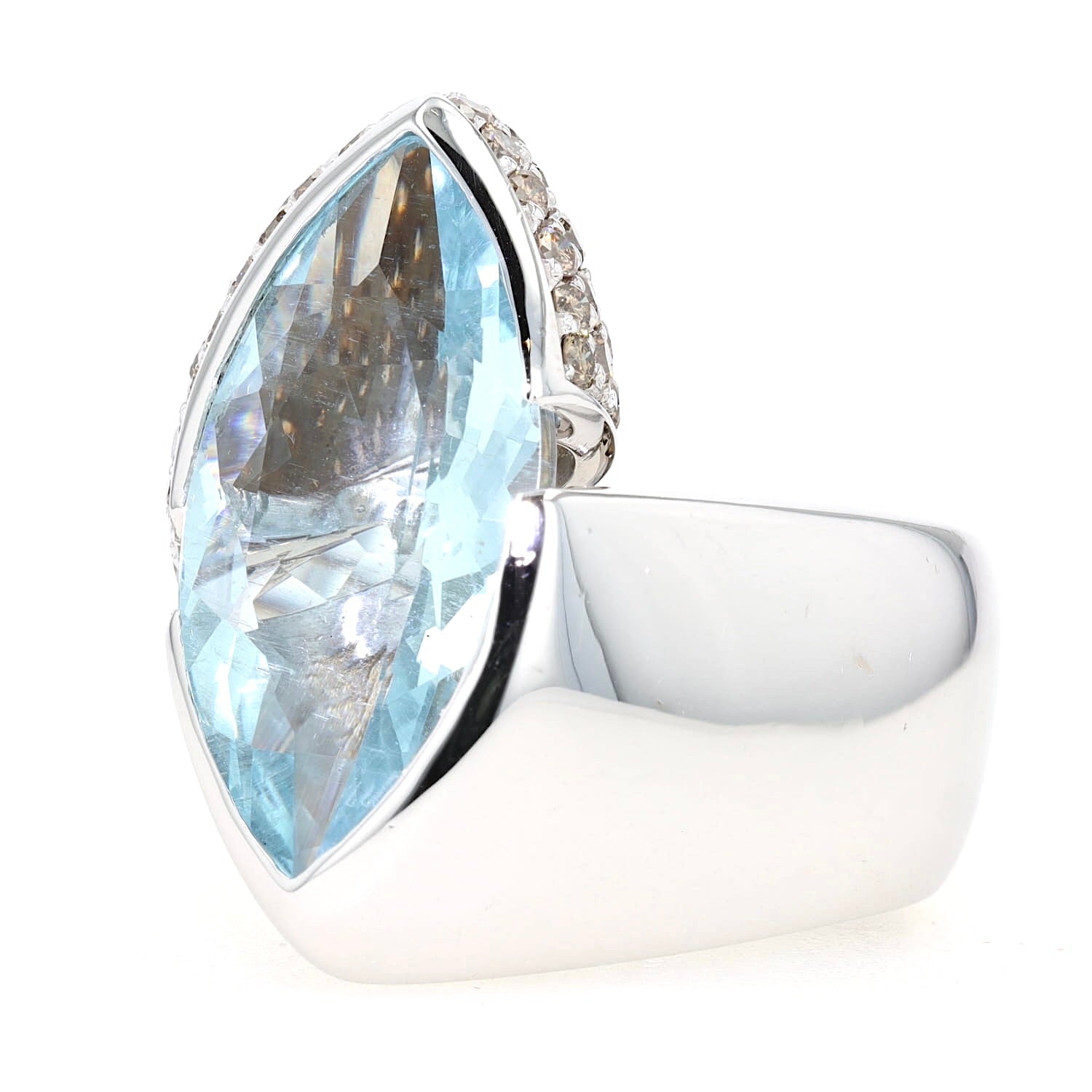 Wempe Ring in 750er Weißgold mit einem Aquamarin ca. 10,8 ct  und ca. 2,8 ct champagnerfarbene Brillanten , liegend links gedreht