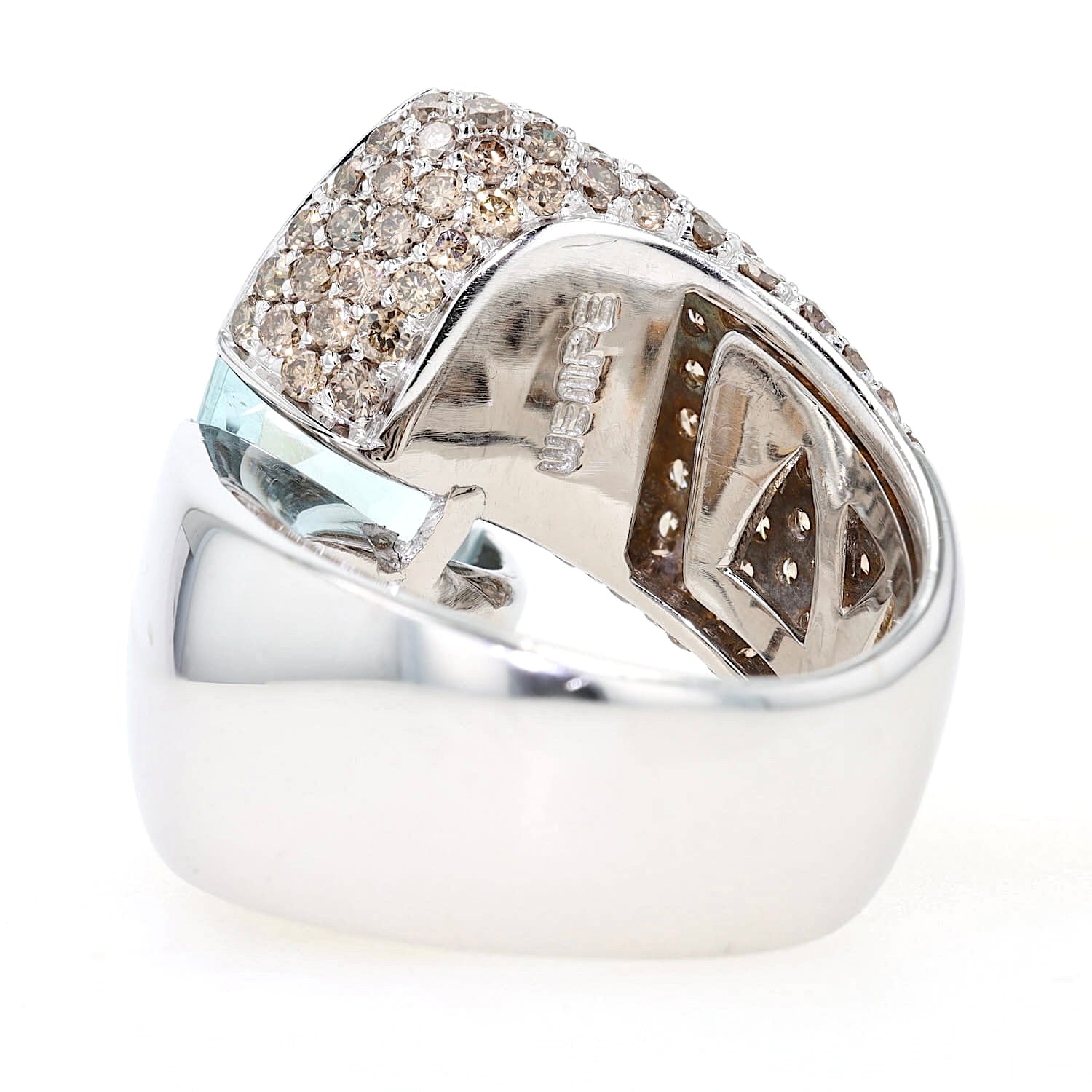 Wempe Ring in 750er Weißgold mit einem Aquamarin ca. 10,8 ct  und ca. 2,8 ct champagnerfarbene Brillanten , liegend Rückseite mit Signatur