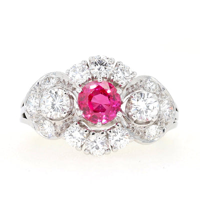 Ring in 750er Weißgold mit einem Rubin und 1,1 ct Brillanten, liegend frontal