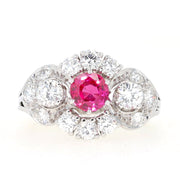 Ring in 750er Weißgold mit einem Rubin und 1,1 ct Brillanten, liegend frontal