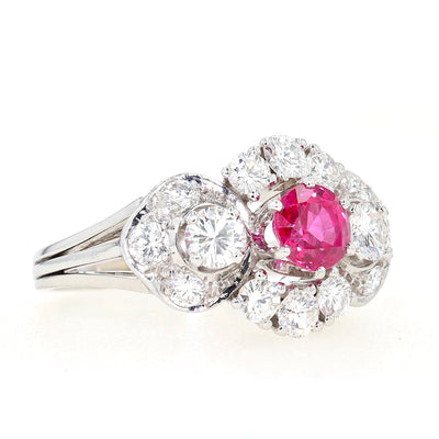 Ring in 750er Weißgold mit einem Rubin und 1,1 ct Brillanten, liegend rechts gedreht