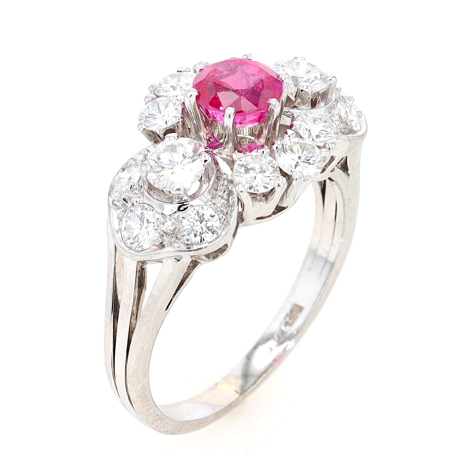 Ring in 750er Weißgold mit einem Rubin und 1,1 ct Brillanten, stehend