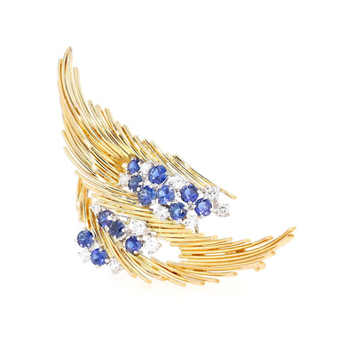 Exclusive Brosche aus 750er Gelbgold mit Brillanten und Saphiren, stehend leicht links gedreht Saphire unten