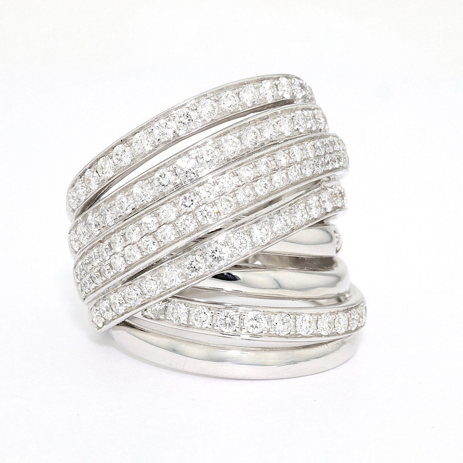 K di Kuore Cross over Ring in 750er Weißgold mit insgesamt ca. 1,15 ct Brillanten, stehend frontal anders herum