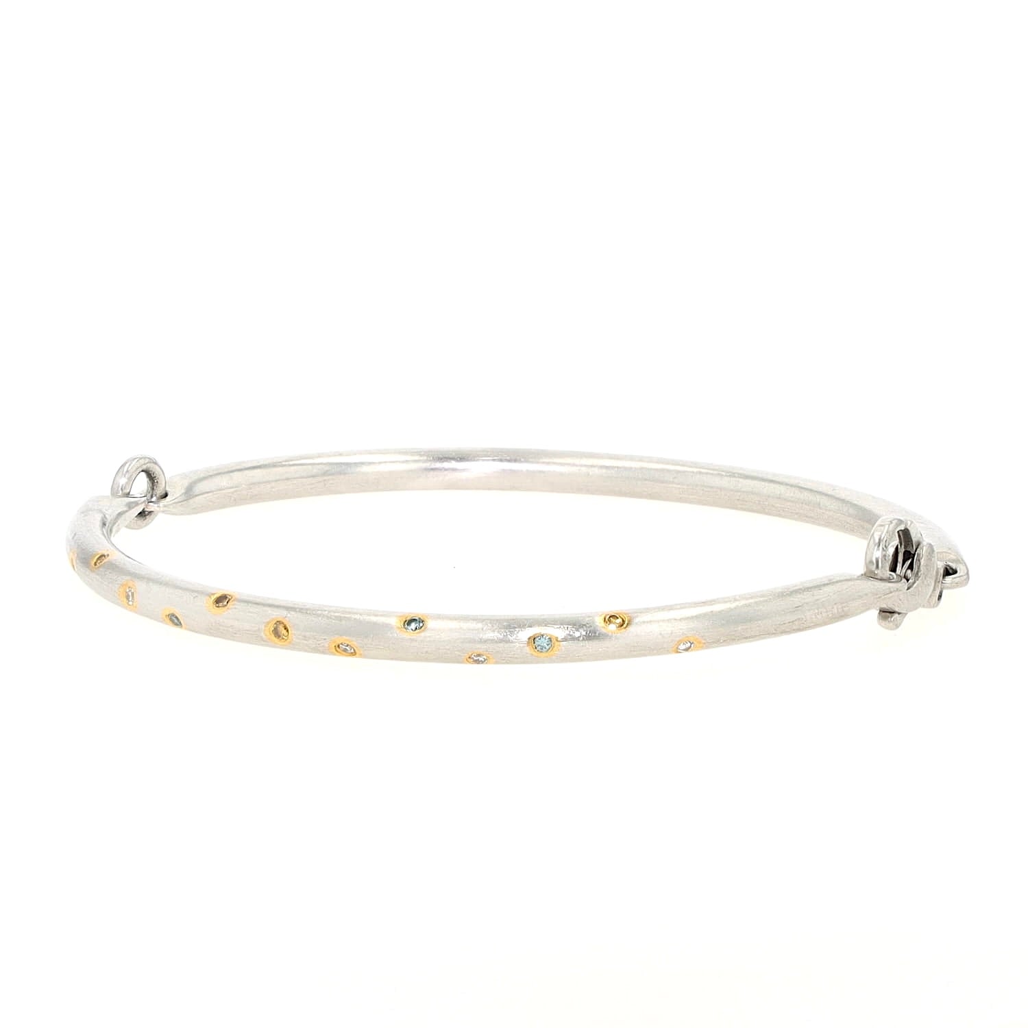 Henrich & Denzel Armreif in 950er Paltin mit weißen und farbigen Diamanten, liegend frontal  leicht links gedreht