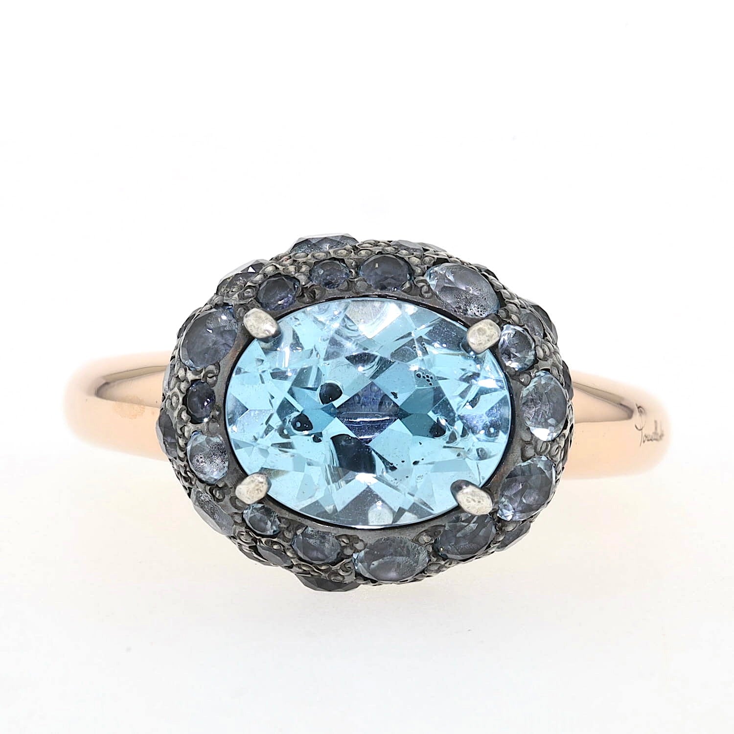 Pomellato Ring „Tabou“ in 750er Gold und 925er Silber mit blauen Topasen, liegend frontal