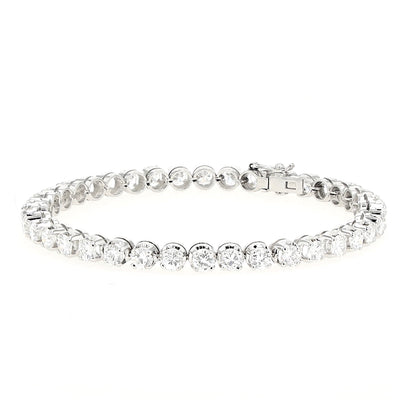 Luxuriöses Tennisarmband in 750er Weißgold mit insgesamt ca. 7,5 ct Brillanten, geschlossen frontal leicht links gedreht
