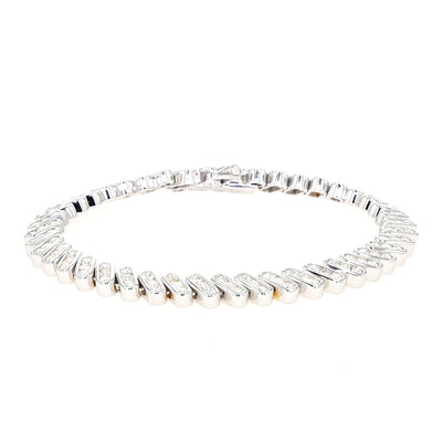 Tennisarmband in 585er Weißgold mit ca. 2,5 ct Brillanten, liegend geschlossen frontal leichte Draufsicht
