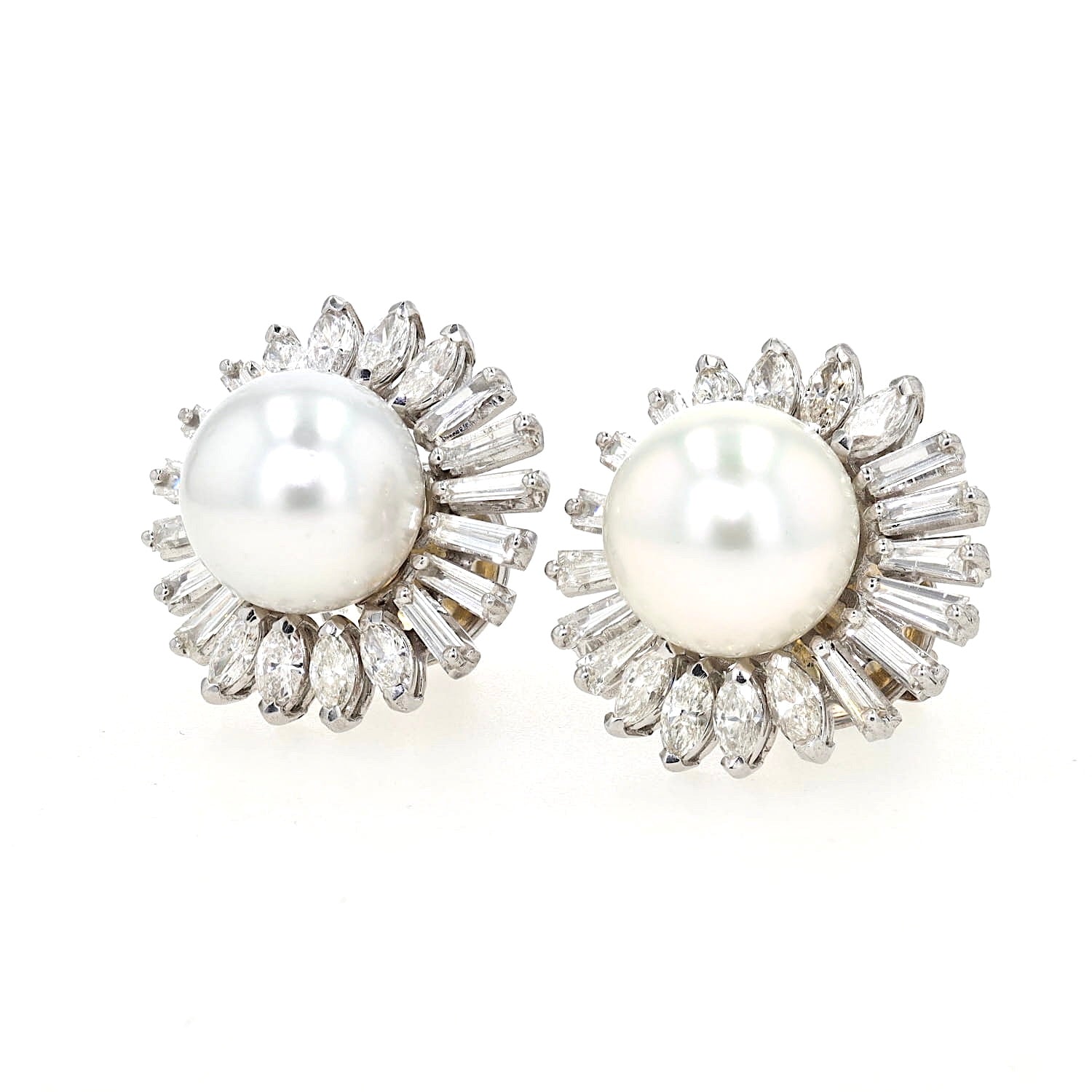 Paar exclusive Ohrstecker in 750er Weißgold mit je einer Südsee-Zuchtperle und insgesamt ca. 2,9 ct Diamanten, liegend links gedreht