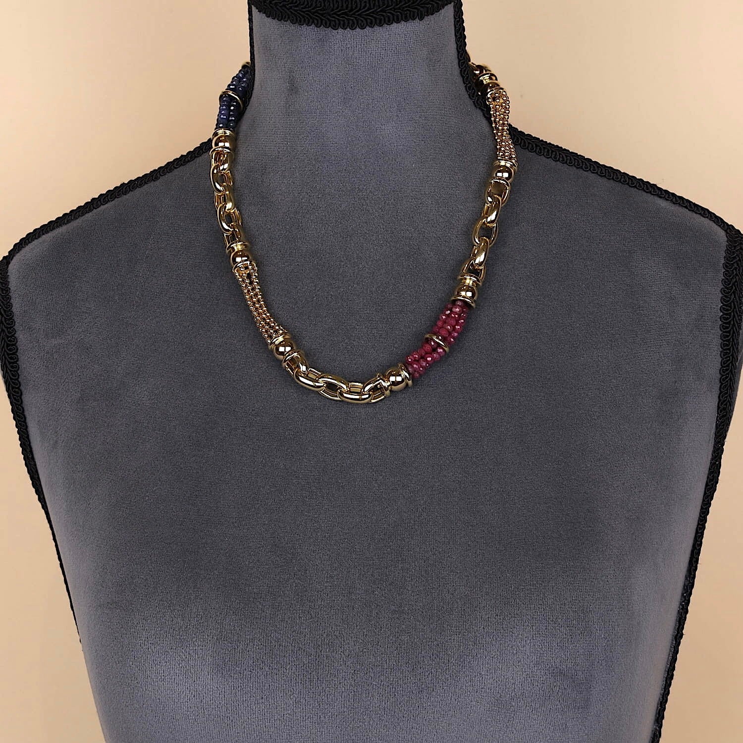 Exclusive italienische  Kette in 750er Gelbgold mit Rubinen und blauen Saphiren an einer dunklen großen Büste